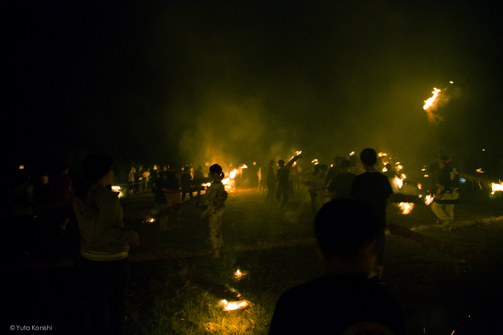 大たいまつに着火 - 石川県能登島向田(こうだ)の火祭