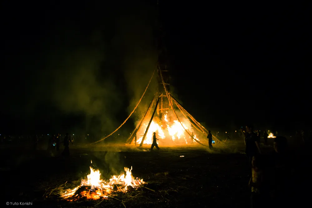 大たいまつに着火 - 石川県能登島向田(こうだ)の火祭