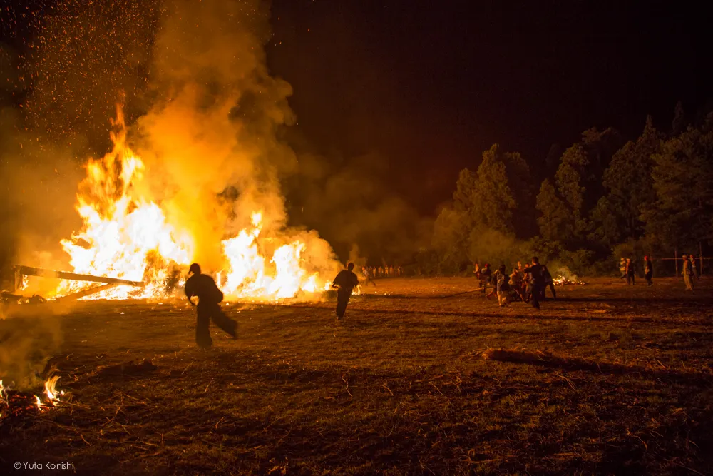 倒れるたいまつ - 石川県能登島向田(こうだ)の火祭