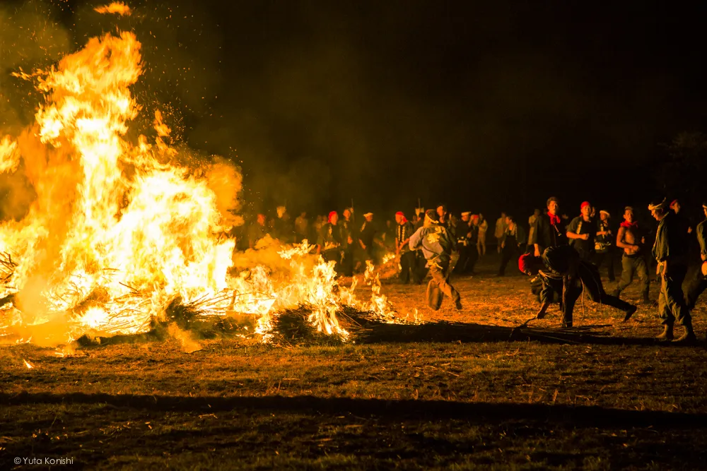倒れるたいまつ - 石川県能登島向田(こうだ)の火祭