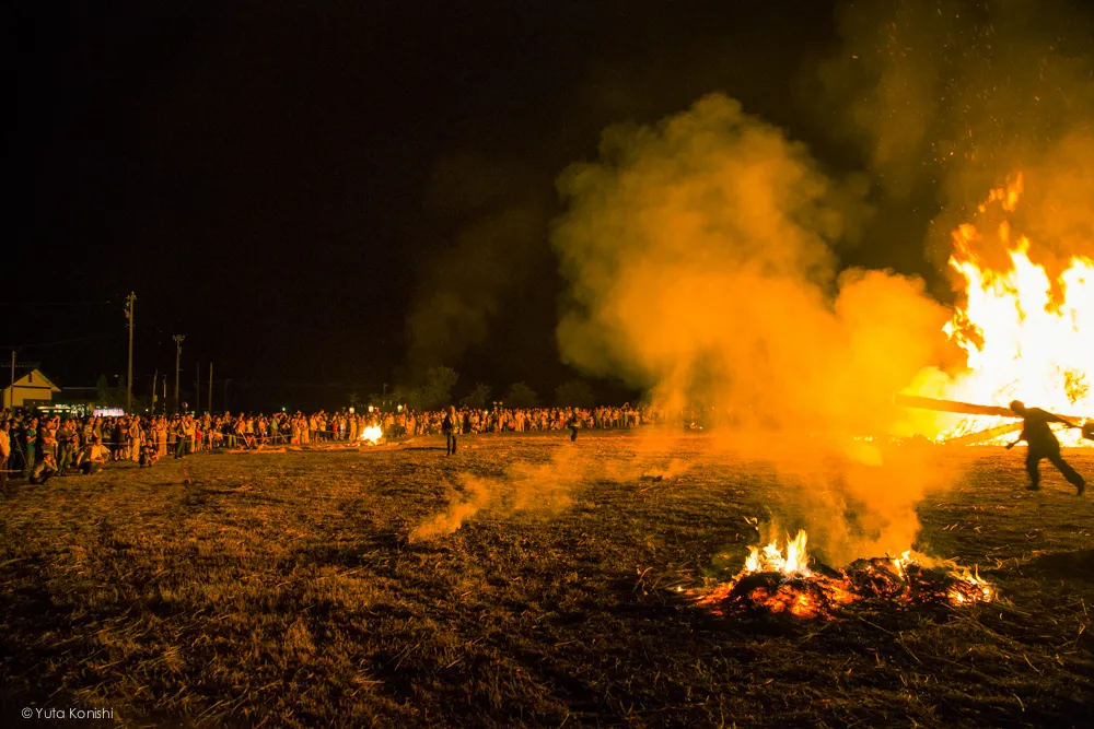 倒れるたいまつ - 石川県能登島向田(こうだ)の火祭