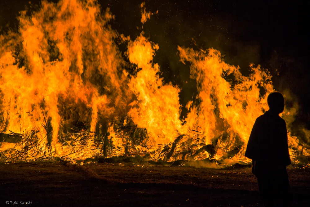 倒れるたいまつ - 石川県能登島向田(こうだ)の火祭