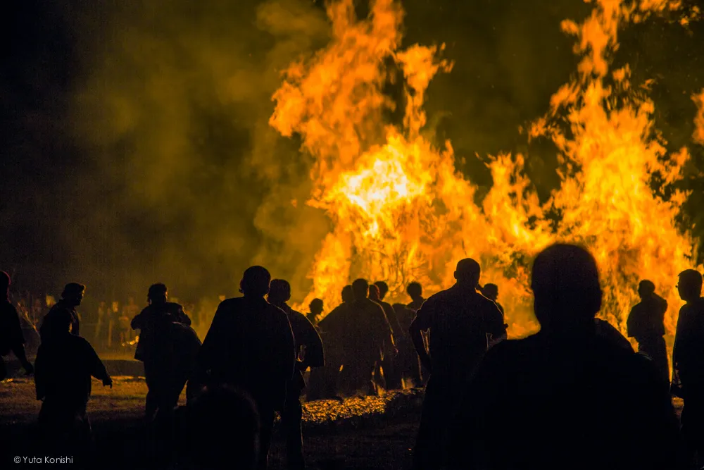 たいまつの消火 - 石川県能登島向田(こうだ)の火祭