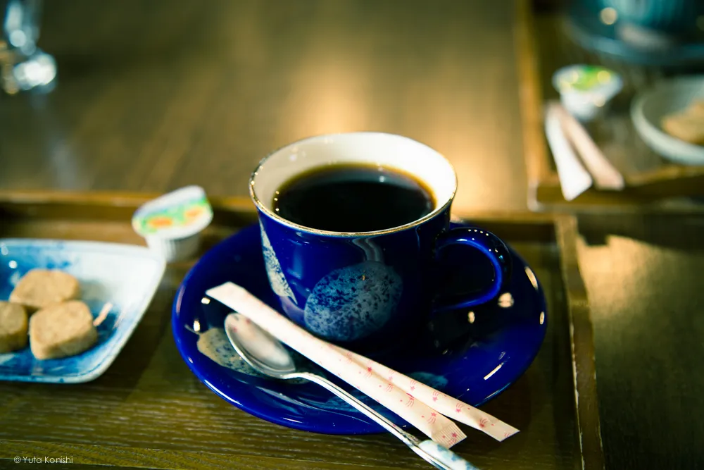 五箇山の中にあるカフェ 茶房掌 コーヒーカップが選べます 九谷など多数ありました