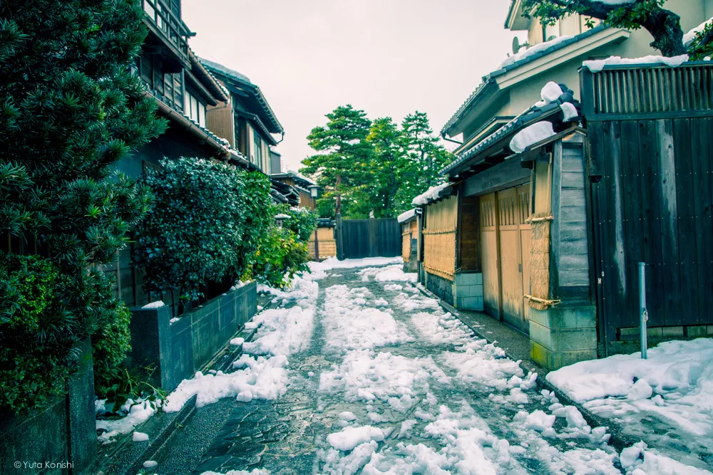 冬の金沢を訪れる2つの理由それは「極上グルメ」と「極上の雪景色」カニ・ブリ・エビ・牡蠣こんな贅沢な季節は冬しか無い!金沢市民が冬の金沢を教えます