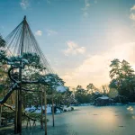 冬の金沢を訪れる２つの理由それは「極上グルメ」と「極上の雪景色」カニ・ブリ・エビ・牡蠣こんな贅沢な季節は冬しか無い！金沢市民が冬の金沢を教えます