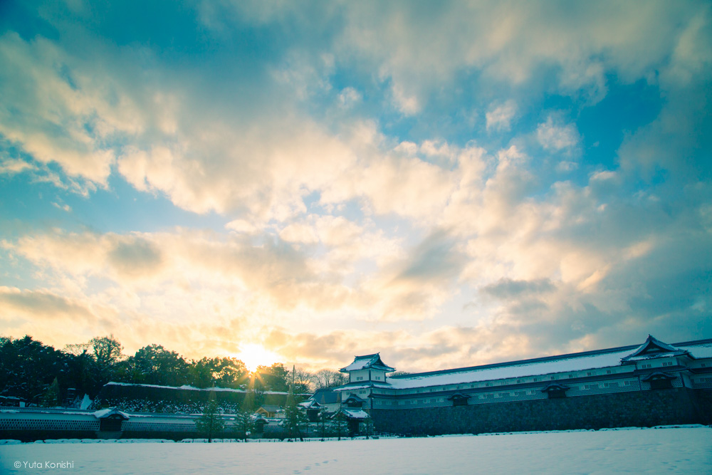 冬の金沢を訪れる２つの理由それは「極上グルメ」と「極上の雪景色」カニ・ブリ・エビ・牡蠣こんな贅沢な季節は冬しか無い！金沢市民が冬の金沢を教えます
