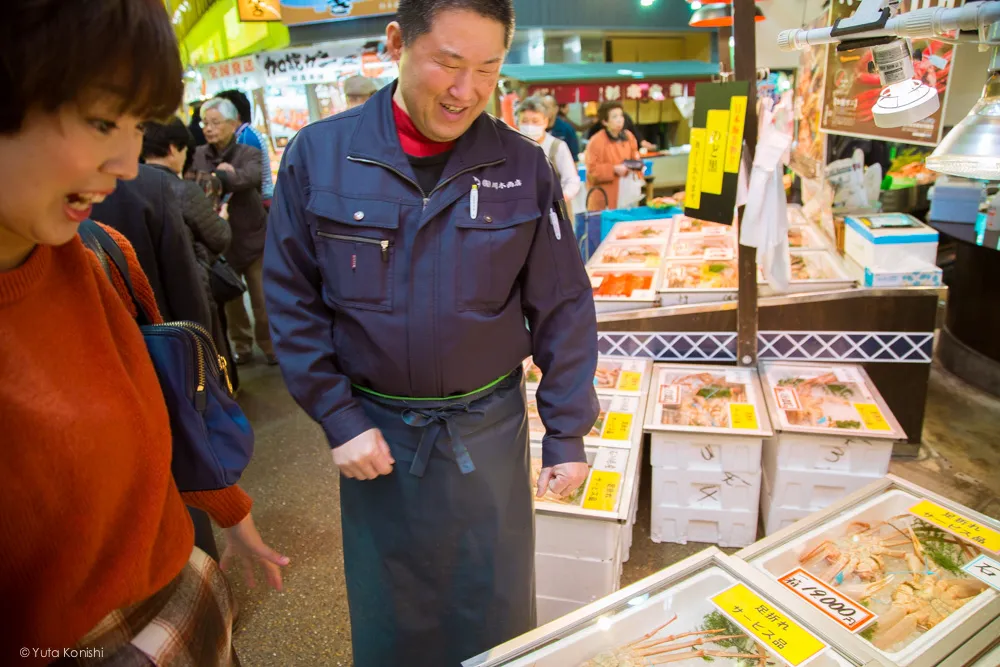 近江町市場ゆりりん説明うける 金沢周遊バスで周る金沢観光マニュアル！金沢観光アイドル「ゆりりん」とバスで金沢を紹介します！