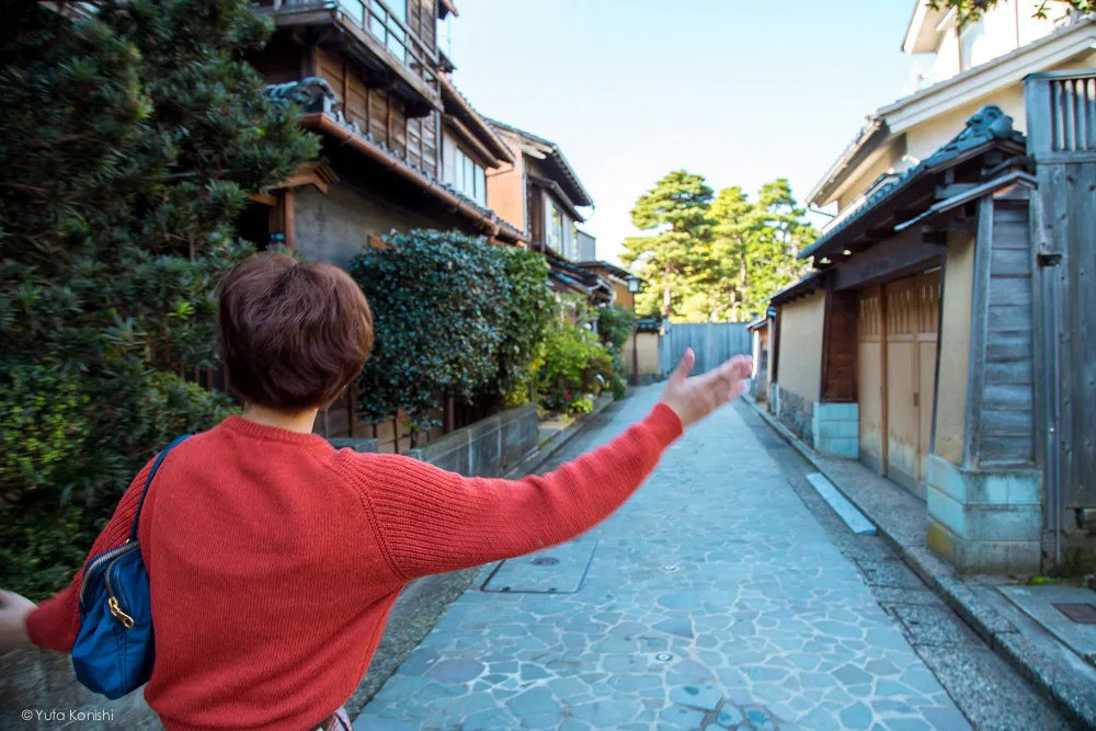 武家屋敷跡地を歩くゆりりん 金沢周遊バスで周る金沢観光マニュアル！金沢観光アイドル「ゆりりん」とバスで金沢を紹介します！