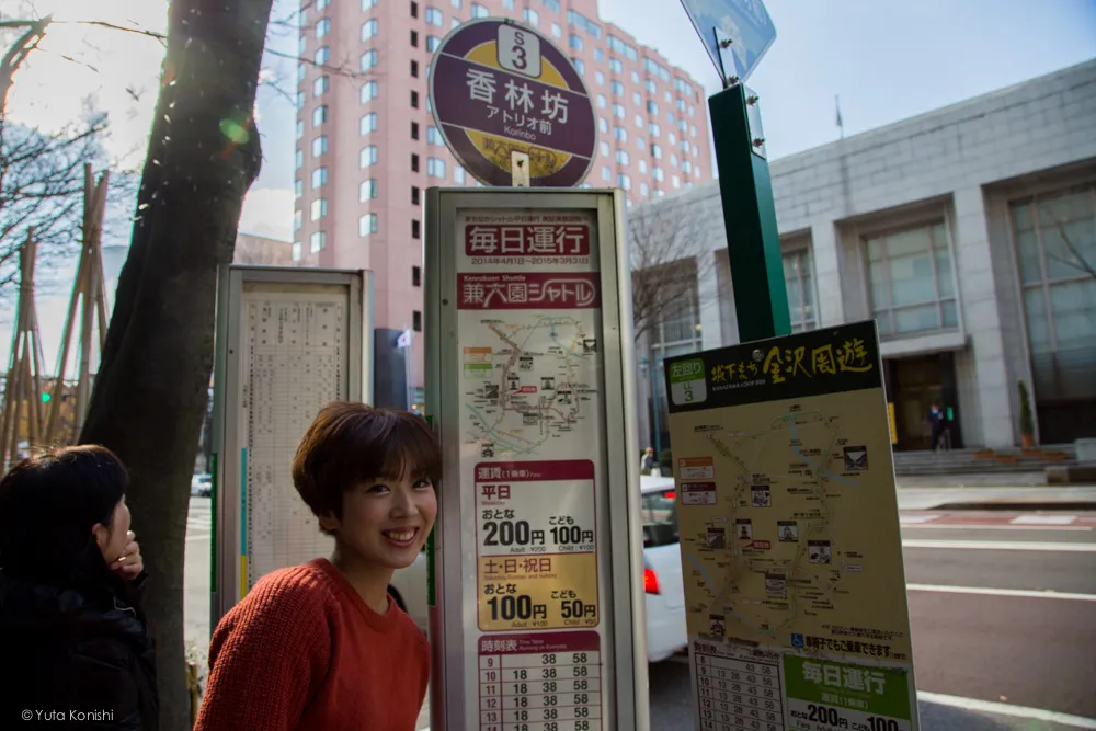 香林坊バス停前ゆりりん 金沢周遊バスで周る金沢観光マニュアル！金沢観光アイドル「ゆりりん」とバスで金沢を紹介します！