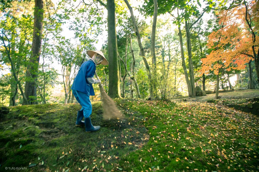 兼六園の掃除 金沢周遊バスで周る金沢観光マニュアル！金沢の観光アイドル「ゆりりん」とバスで金沢を紹介します！