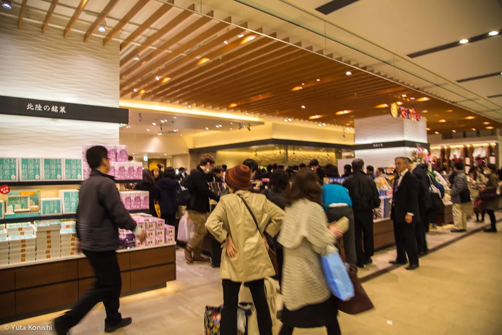金沢駅のRintoのおみやげ!金沢市民が勝手におすすめランキング付け!北陸新幹線グッズやひゃくまんさんグッズたくさんあって面白いぞ!