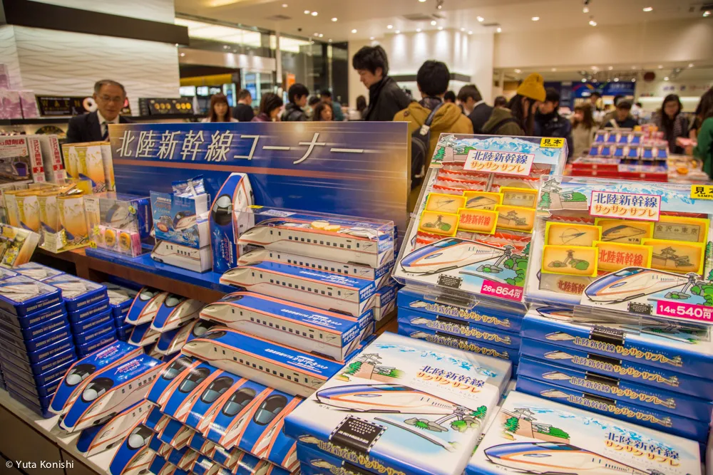 金沢駅のRintoのおみやげ!金沢市民が勝手におすすめランキング付け!北陸新幹線グッズやひゃくまんさんグッズたくさんあって面白いぞ!