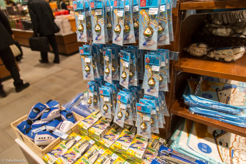金沢駅のRintoのおみやげ!金沢市民が勝手におすすめランキング付け!北陸新幹線グッズやひゃくまんさんグッズたくさんあって面白いぞ!
