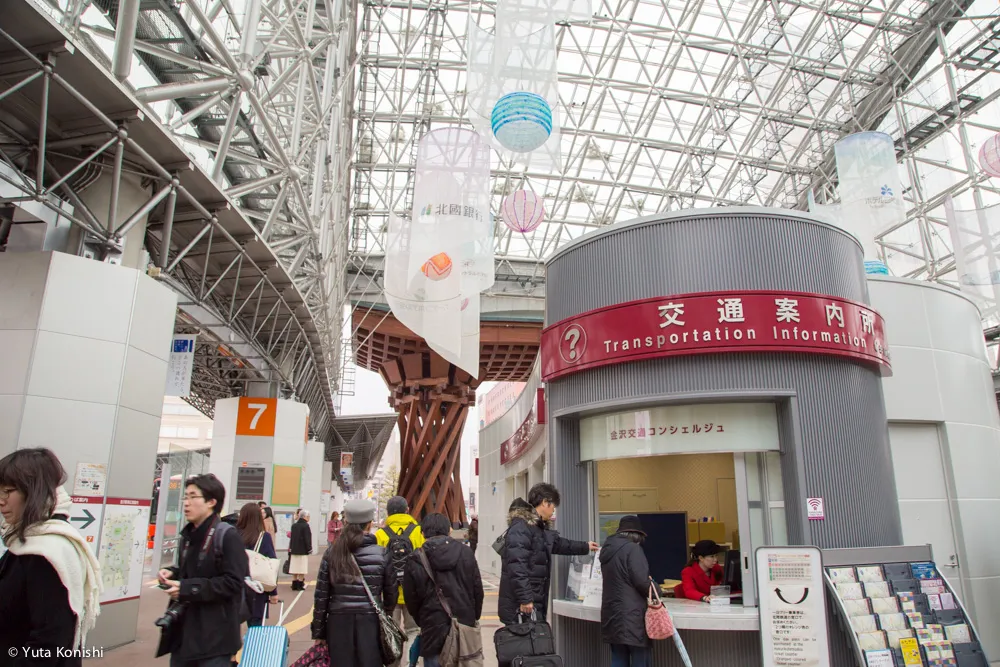 えっ?全然うかれてないですよ?北陸新幹線開業前日2015年3月13日の金沢駅の様子でご確認ください。