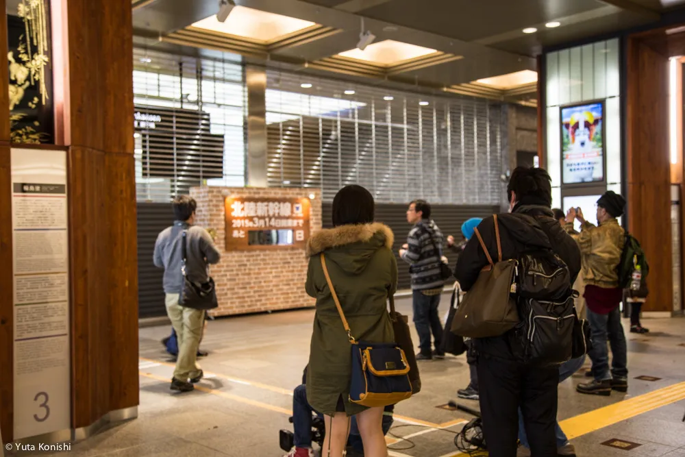 えっ?全然うかれてないですよ?北陸新幹線開業前日2015年3月13日の金沢駅の様子でご確認ください。