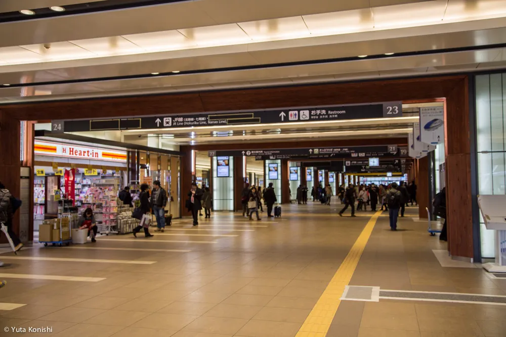 えっ?全然うかれてないですよ?北陸新幹線開業前日2015年3月13日の金沢駅の様子でご確認ください。