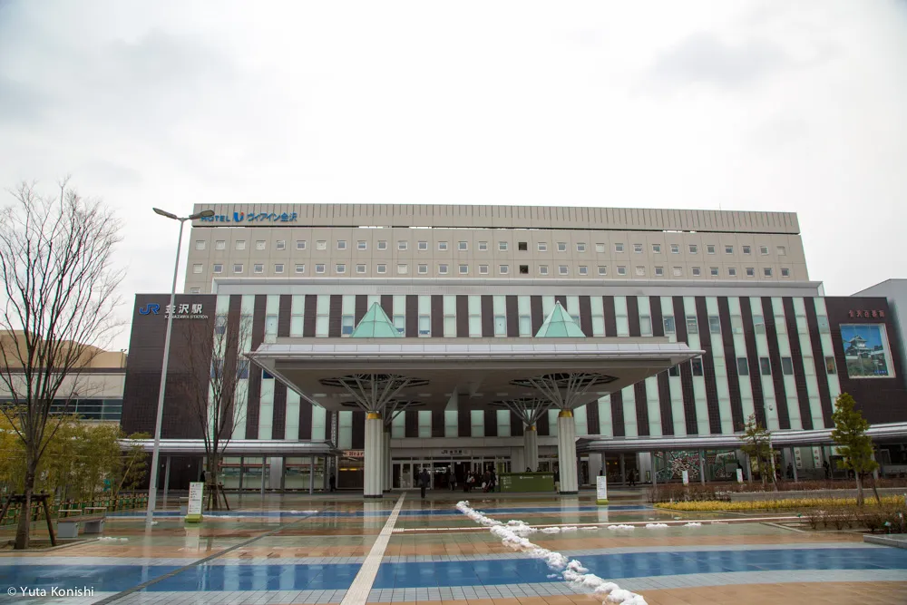 えっ?全然うかれてないですよ?北陸新幹線開業前日2015年3月13日の金沢駅の様子でご確認ください。